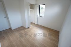 5.8帖の洋室です。クローゼット付きなので、すっきりと整理整頓でき気持ちよく過ごせますね＾＾