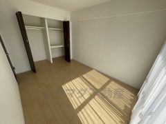 6帖の洋室には大きな押入があります。ご夫婦で使うのに十分の容量がありますよ＾＾