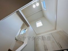 玄関上部は採光や風通しを考えた吹抜け構造となっています。開放感あふれるおしゃれな玄関は、来客時が待ち遠しくなりますね＾＾
