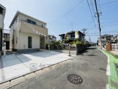 東側道路4ｍに面した物件です。