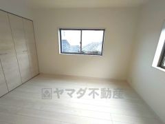 6.36帖の洋室です。ベッドや机、ＴＶも置ける十分な広さです＾＾
