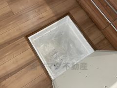 キッチンには床下収納があります。長期保管ができるもの、あまり使わないもの、シーズンもの、防災グッズなどを入れておくのもいいですね。