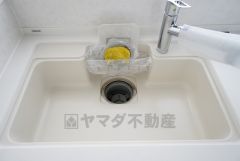 同仕様写真。広々とした凸型シンクに洗剤ポケットを標準装備。大きなお鍋など洗いやすいです。