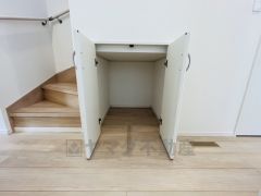 階段下の空間を有効活用した収納スペースです。