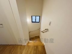 踏み場の広い手摺付き階段です。勾配も緩やかに設計されており、高齢の方でも安心できますね＾＾