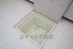 キッチンに床下収納があります。長期保存ができるもの、調理器具、防災グッズを入れておくのもいいですね。
