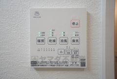浴室暖房乾燥機には、暖房、乾燥、涼風、換気の4つの機能が付いています。タイマー付きです。