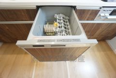炊事時間を大幅に短縮できる食器洗浄乾燥機付き＾＾冬場の洗い物で手荒れの悩みもなくなります。