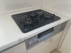 3種類の料理が同時に調理できる、3口ガスコンロ。忙しい夕食の支度時間が短縮できて嬉しいですね。