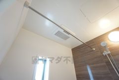 雨の日などは浴室暖房乾燥機を使って、浴室に洗濯物が干せます。乾燥するのにに欠かせないランドリーパイプ付きです＾＾