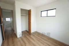 5帖の洋室です。南向きで日当たりが良く、寝室としての利用もおすすめです＾＾