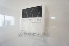 キッチン横からお湯張り、追い炊き、温度調節がボタンで楽々操作できる給湯器リモコンです＾＾忙しい夕飯の準備の時間帯に重宝しますね。
