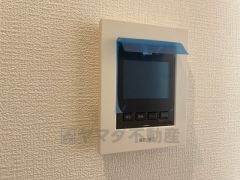 部屋の中にいながら訪問者の確認ができるTVモニター付きインターフォンがキッチン近くに設置されています＾＾