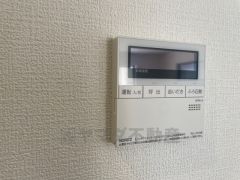 キッチン横からお湯張り、追い炊き、温度調節がボタンで楽々操作できる給湯器リモコンです＾＾忙しい夕飯の準備の時間帯に重宝しますね。