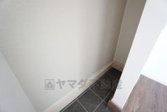 土間収納完備。汚れたり濡れたりしたものを一時的に置いておく場所として重宝されそうですね。