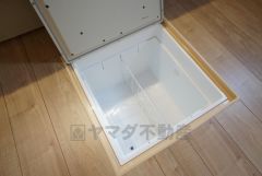 キッチンに床下収納があります。長期保存ができるもの、調理器具、防災グッズを入れておくのもいいですね。