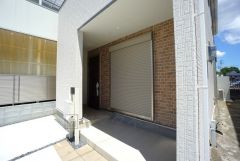 外観を損なわないシンプルなデザインのシャッター。防犯や台風対策に効果的です。