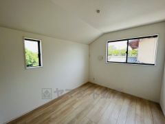 5.2帖の洋室です。母屋下がりがお部屋のアクセントになっています＾＾