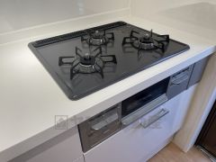 3種類の料理が同時に調理できる、3口ガスコンロ。忙しい夕食の支度時間が短縮できて嬉しいですね。