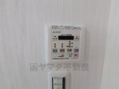 浴室暖房乾燥機には、暖房、乾燥、涼風、換気の4つの機能が付いています。タイマー付きです。