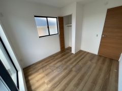 バルコニーに面した4.8帖の洋室。全居室の窓に、ペアガラスを採用＾＾断熱性・保温性にすぐれ、省エネ効果があります＾＾冬には結露を防止します。