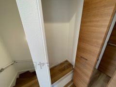 2階ホールには収納を設けています。2階用のお掃除道具や日用品を入れておけば、わざわざ1階に取りに行かずに済むので便利ですね＾＾