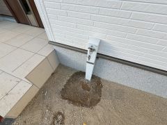 あると便利な外水栓。ガーデニングに、洗車に、泥遊びやペットの散歩の後に。 外水栓は、汚れたものを家の外で洗いたいときにとても便利。