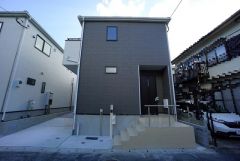 玄関には屋根があるので雨の日も安心してカバンの中から鍵が探せますね＾＾