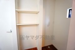 洗面脱衣室には可動式の棚が付いているので、タオルや着替えなども置くスペースが確保できて助かりますね。