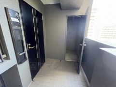 玄関前にトランクルーム付き＾＾アウトドア用品などの収納に便利ですね＾＾