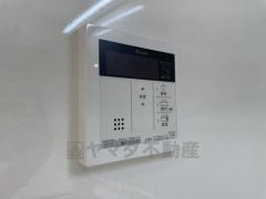 キッチンには、給湯器リモコンがあります。