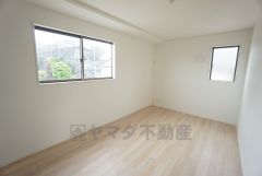 2面採光を確保した明るい室内は、風通しも良く、大変居心地の良い空間となっております。爽やかな風を感じて起きる朝は、快適生活の始まりに。