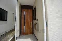 玄関には屋根があるので雨の日も安心してカバンの中から鍵が探せますね＾＾