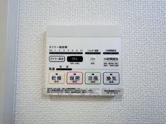 浴室暖房乾燥機には、暖房、乾燥、涼風、換気の4つの機能が付いています。タイマー付きです。