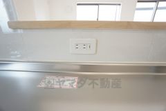 ブレンダーやハンドミキサーなどキッチンでは何かと調理家電が活躍。使いやすい場所にコンセントを設けているので、気軽にお料理できますね＾＾
