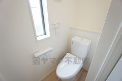 1階・2階の2ヶ所にトイレがあるので、忙しい朝にもゆとりができますね。 トイレ待ちの時間が短くて済みます。