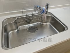 洗剤や石鹸、スポンジもすっきりできる収納付き。 ステンレスシンクなので簡単にお掃除できますよ。