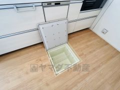 キッチンに床下収納があります。長期保存ができるもの、調理器具、防災グッズを入れておくのもいいですね。