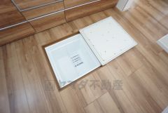 キッチンに床下収納があります。長期保存ができるもの、調理器具、防災グッズを入れておくのもいいですね。