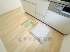 キッチンに床下収納があります。長期保存ができるもの、調理器具、防災グッズを入れておくのもいいですね。