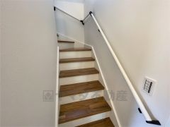 踏み場の広い手摺付き階段です。勾配も緩やかに設計されており、高齢の方でも安心できますね＾＾