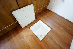 キッチンに床下収納があります。長期保存ができるもの、調理器具、防災グッズを入れておくのもいいですね。