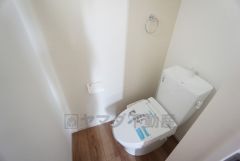 ウォシュレット付トイレです。1階2階の2ヶ所にトイレがあるので、忙しい朝にもゆとりができますね。