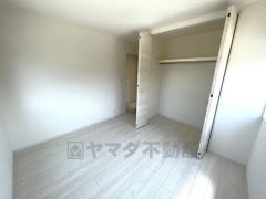 5.75帖の洋室にはクローゼット付き。