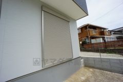 外観を損なわないシンプルなデザインのシャッター。防犯や台風対策に効果的です。