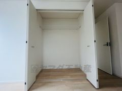 8.7帖の洋室に設けられたクローゼットです。