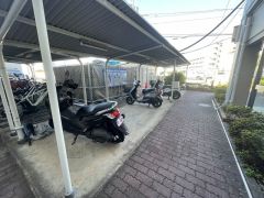 バイク置き場。屋根もしっかりあるので、雨や強すぎる日差しも軽減されます。