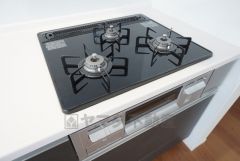 3種類の料理が同時に調理できる、3口ガスコンロ。忙しい夕食の支度時間が短縮できて嬉しいですね。