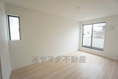 2面採光を確保した明るい室内は、風通しも良く、大変居心地の良い空間となっております。爽やかな風を感じて起きる朝は、快適生活の始まりに。