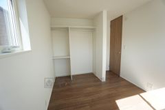 扉のないタイプのクローゼット付き。お部屋の雰囲気も変わります。